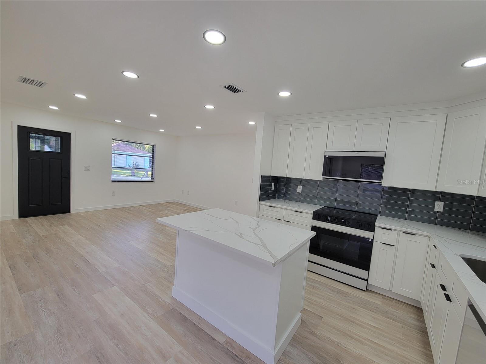 Image 25 of 27 For 328 Bay Street