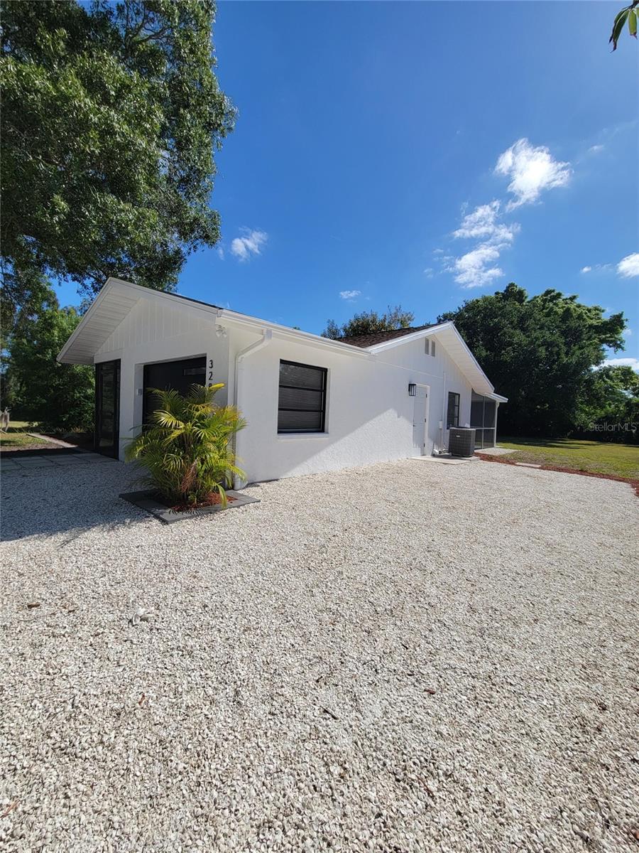 Image 4 of 27 For 328 Bay Street