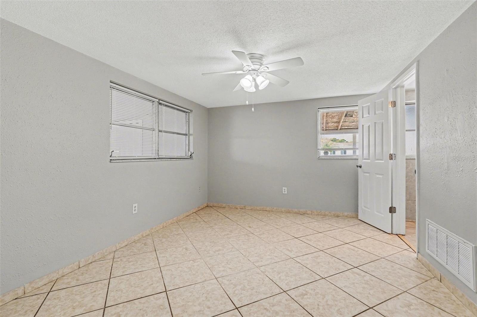 Listing photo id 9 for 7836 Lotus Drive