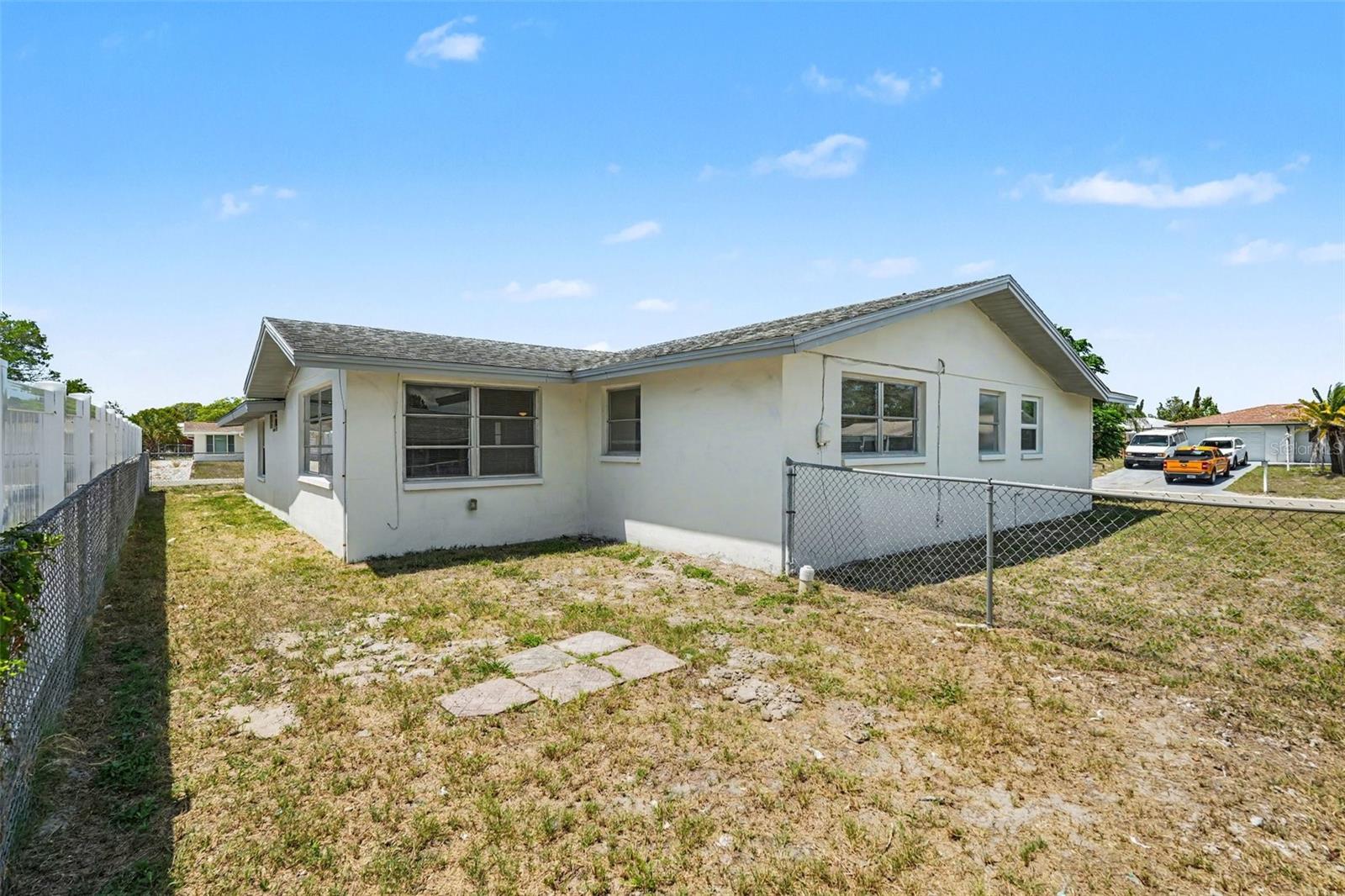 Listing photo id 13 for 7836 Lotus Drive