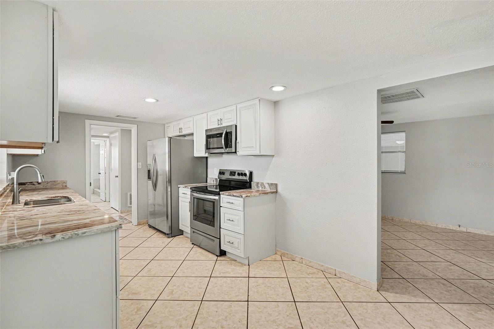 Listing photo id 5 for 7836 Lotus Drive