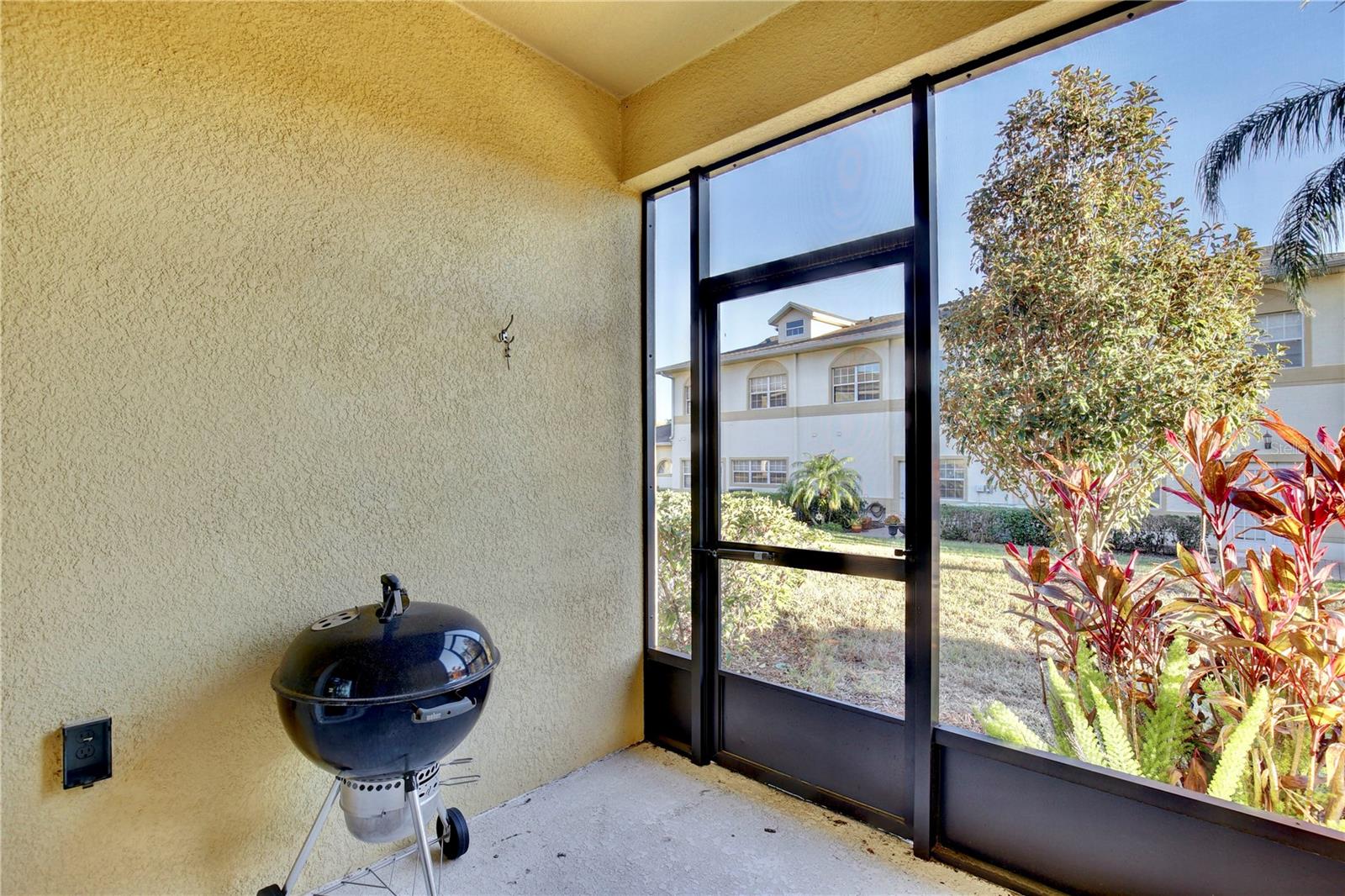 Image 25 of 28 For 13530 Fountainbleau Drive