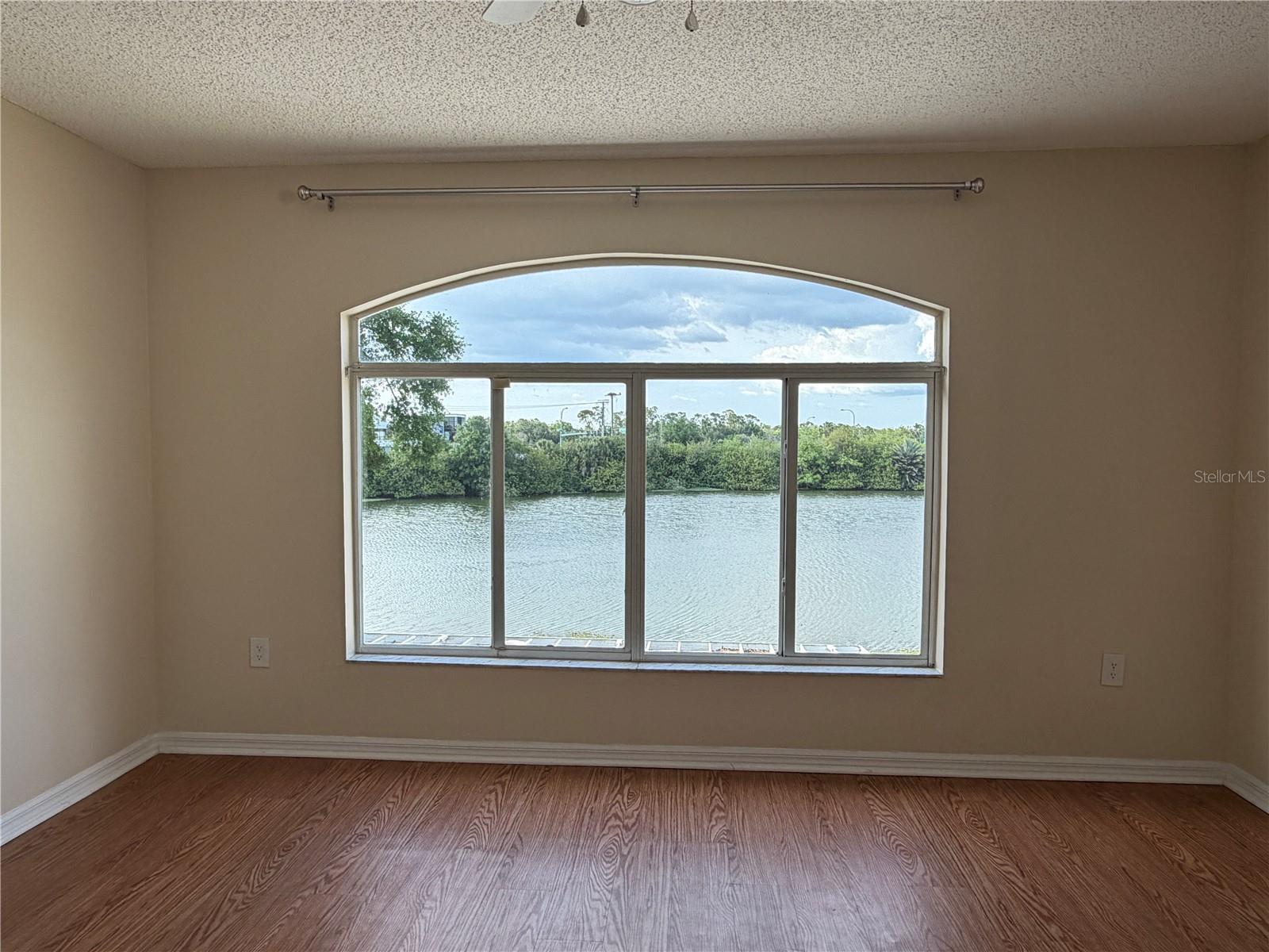 Image 18 of 27 For 758 Burlwood Street