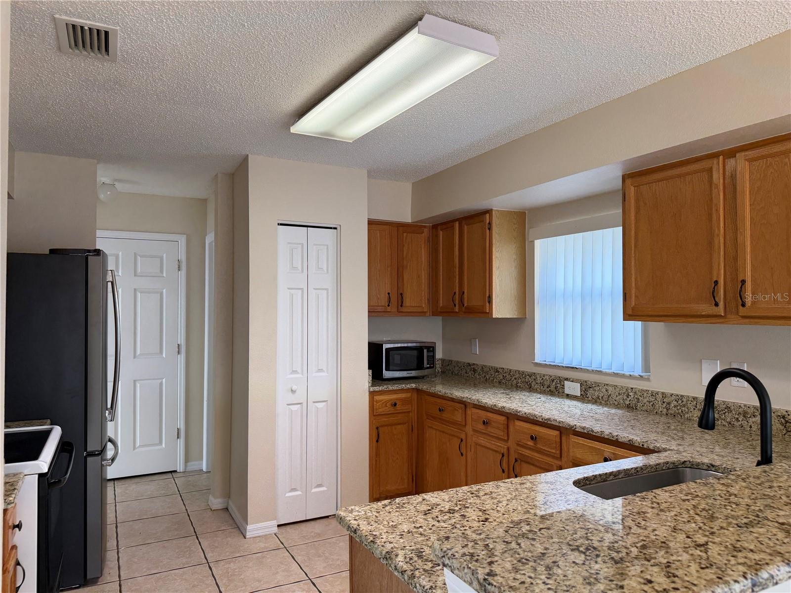 Image 4 of 27 For 758 Burlwood Street