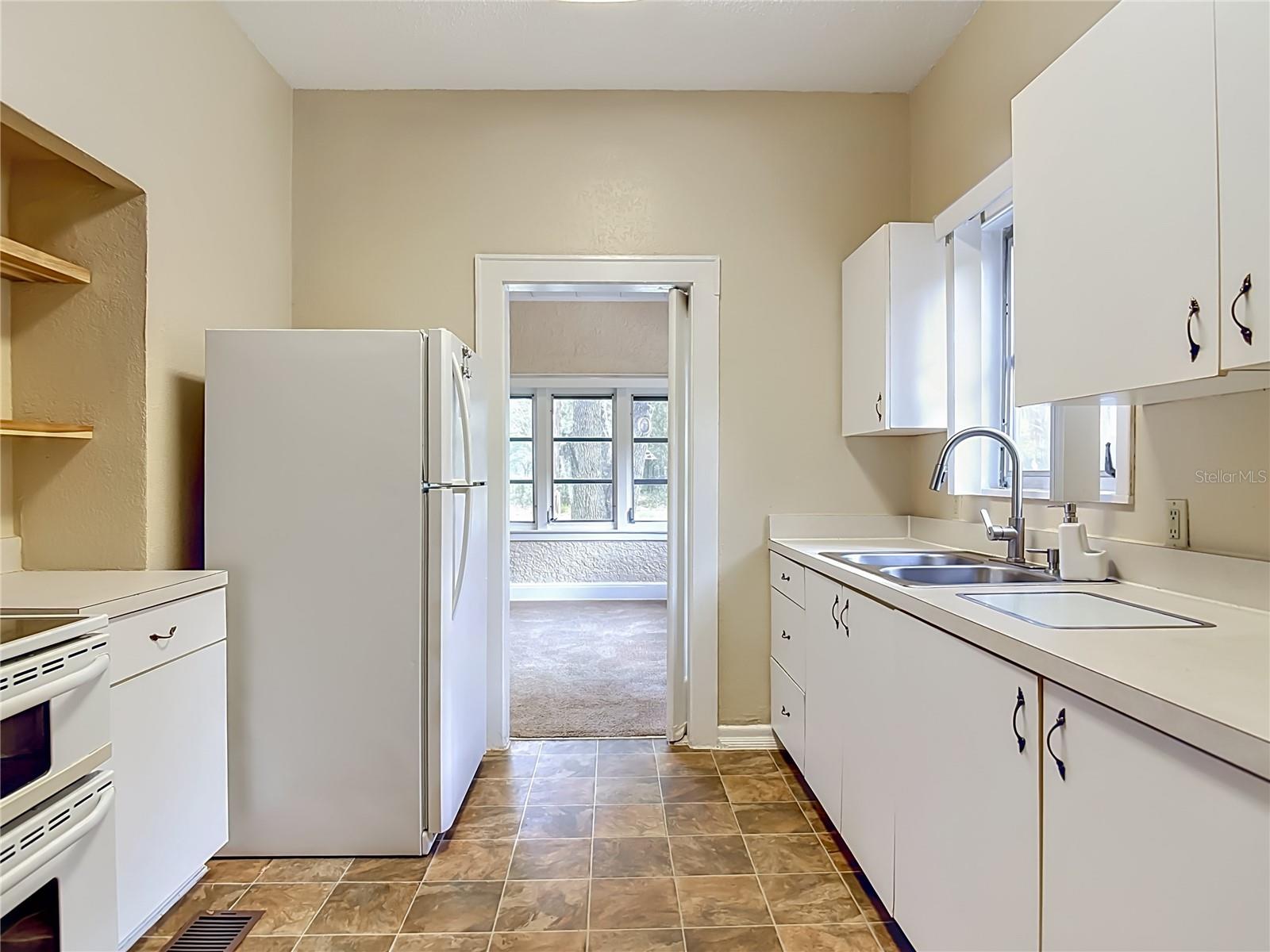 Image 10 of 54 For 224 Salisbury Avenue