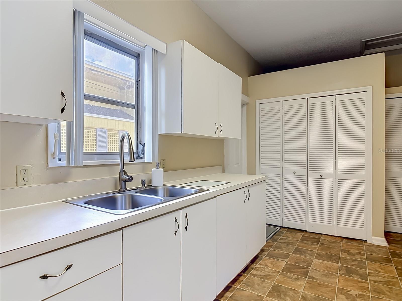 Image 11 of 54 For 224 Salisbury Avenue