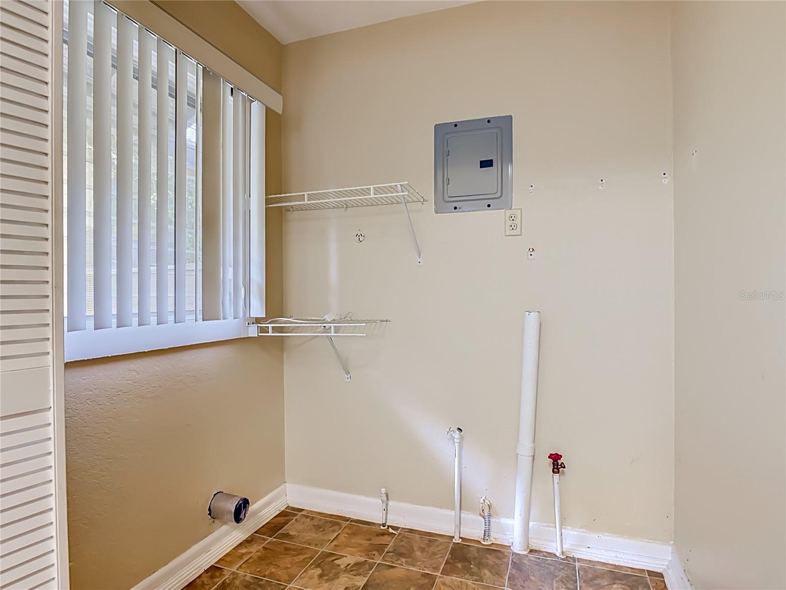 Image 12 of 54 For 224 Salisbury Avenue