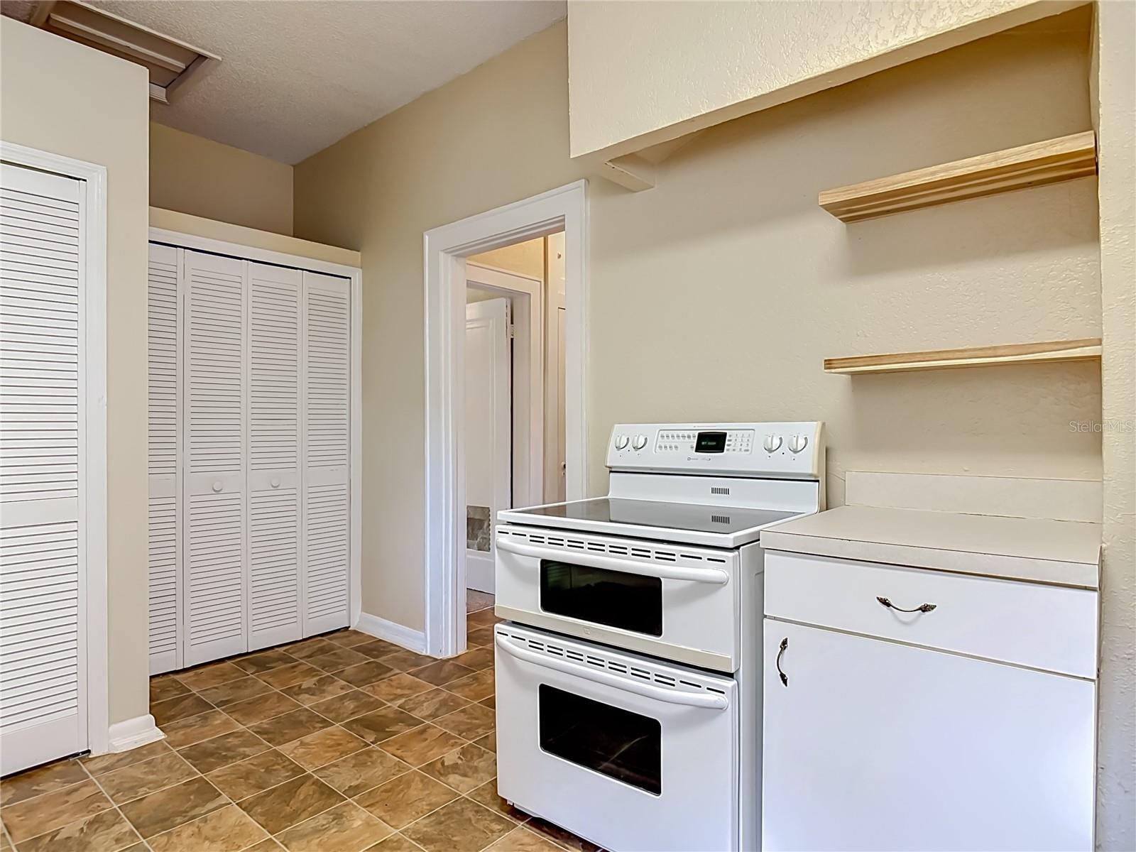 Image 13 of 54 For 224 Salisbury Avenue