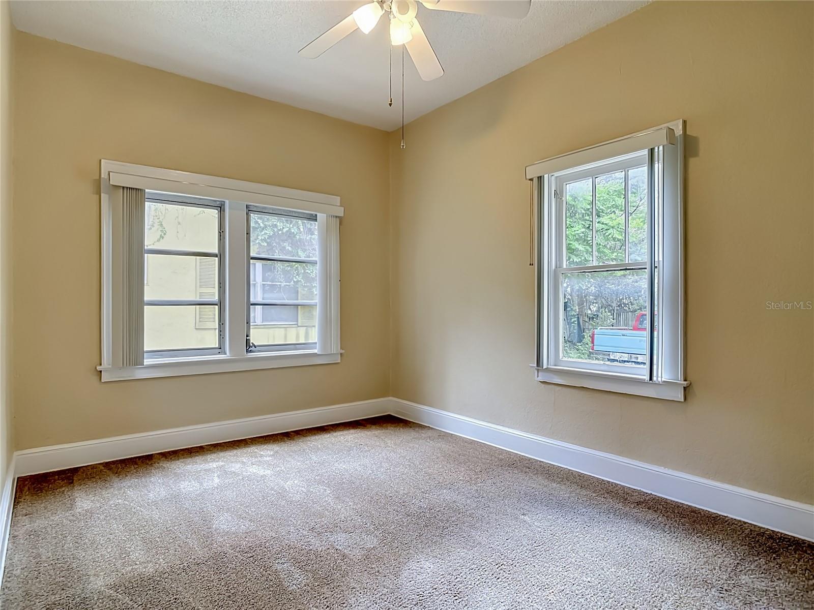 Image 14 of 54 For 224 Salisbury Avenue