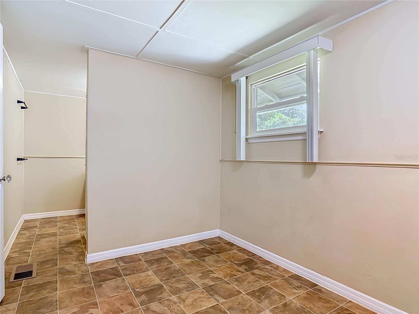 Image 20 of 54 For 224 Salisbury Avenue