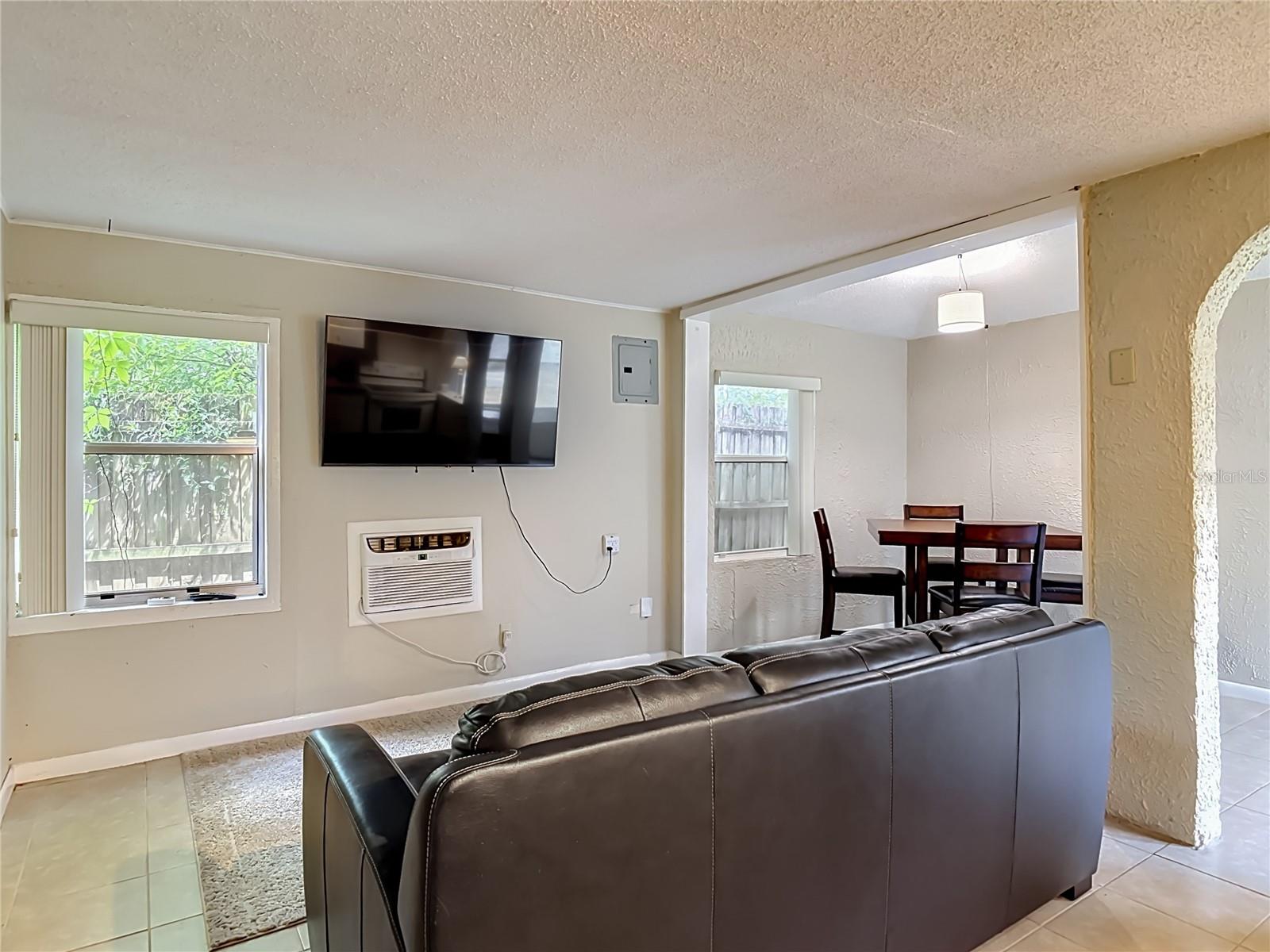 Image 33 of 54 For 224 Salisbury Avenue