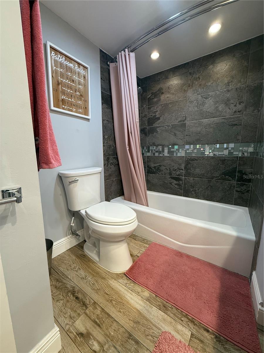 Image 34 of 51 For 1020 Michigan Street 1020