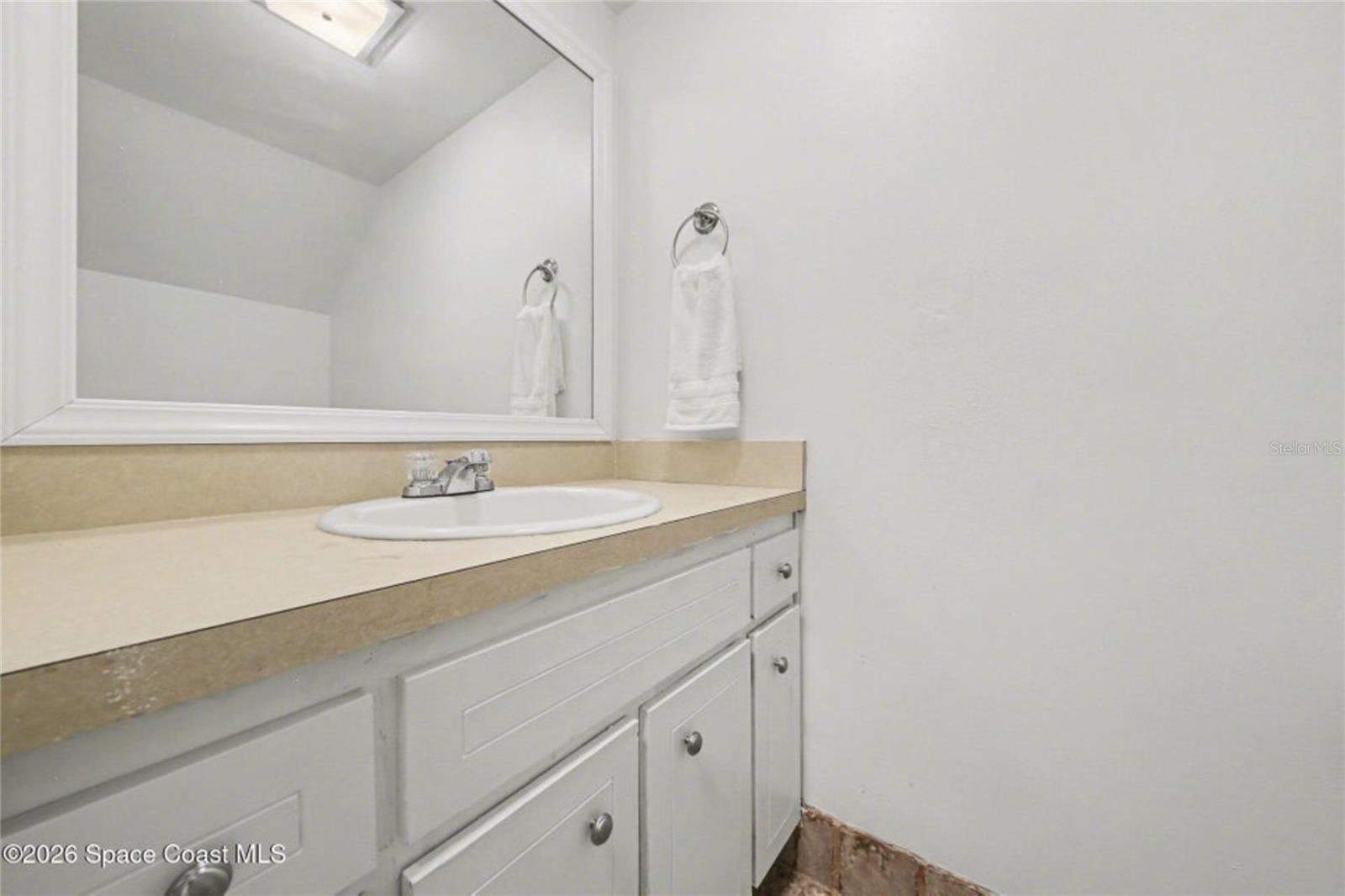 Image 24 of 29 For 1987 Dipol Court