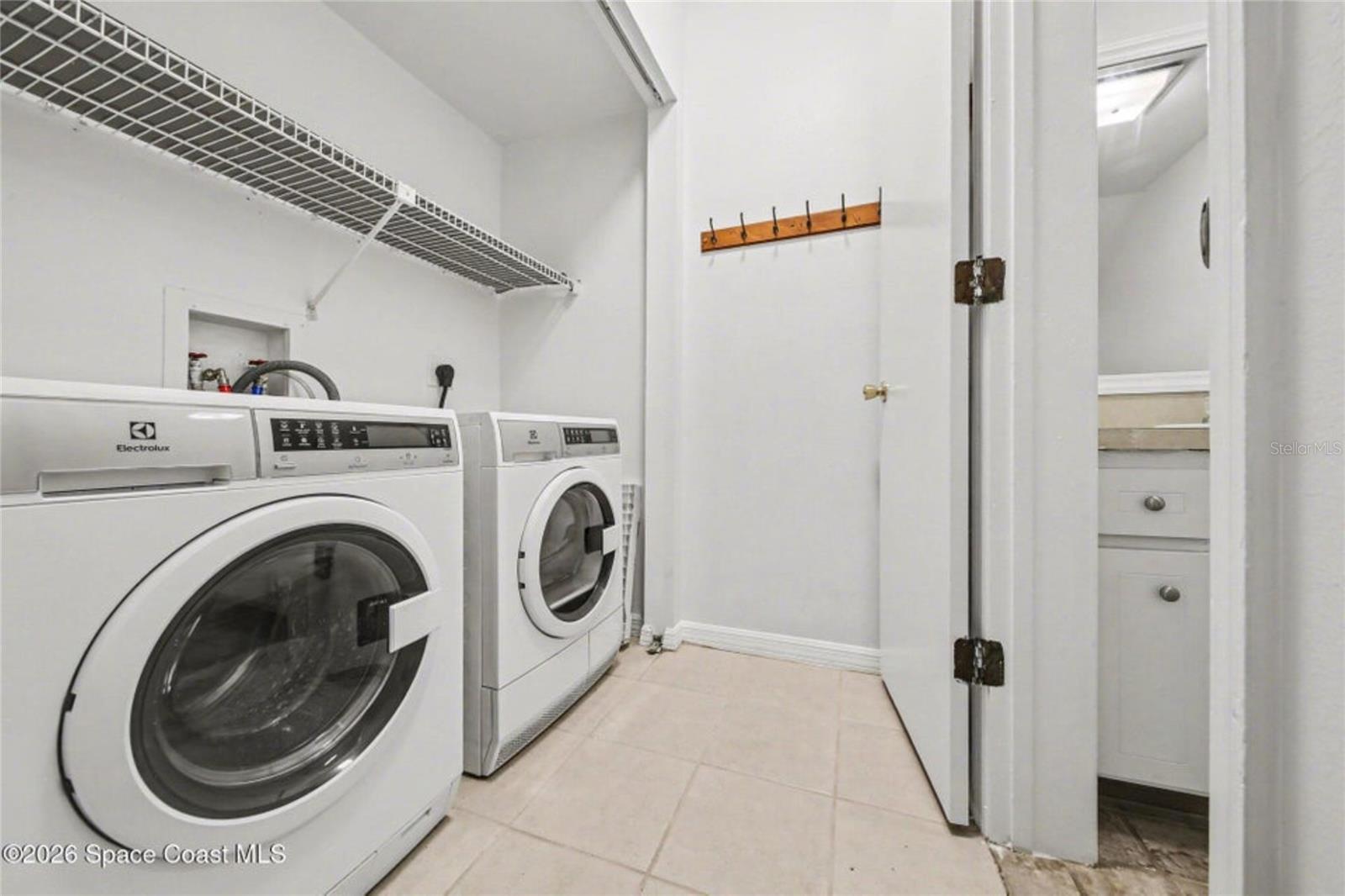 Image 25 of 29 For 1987 Dipol Court