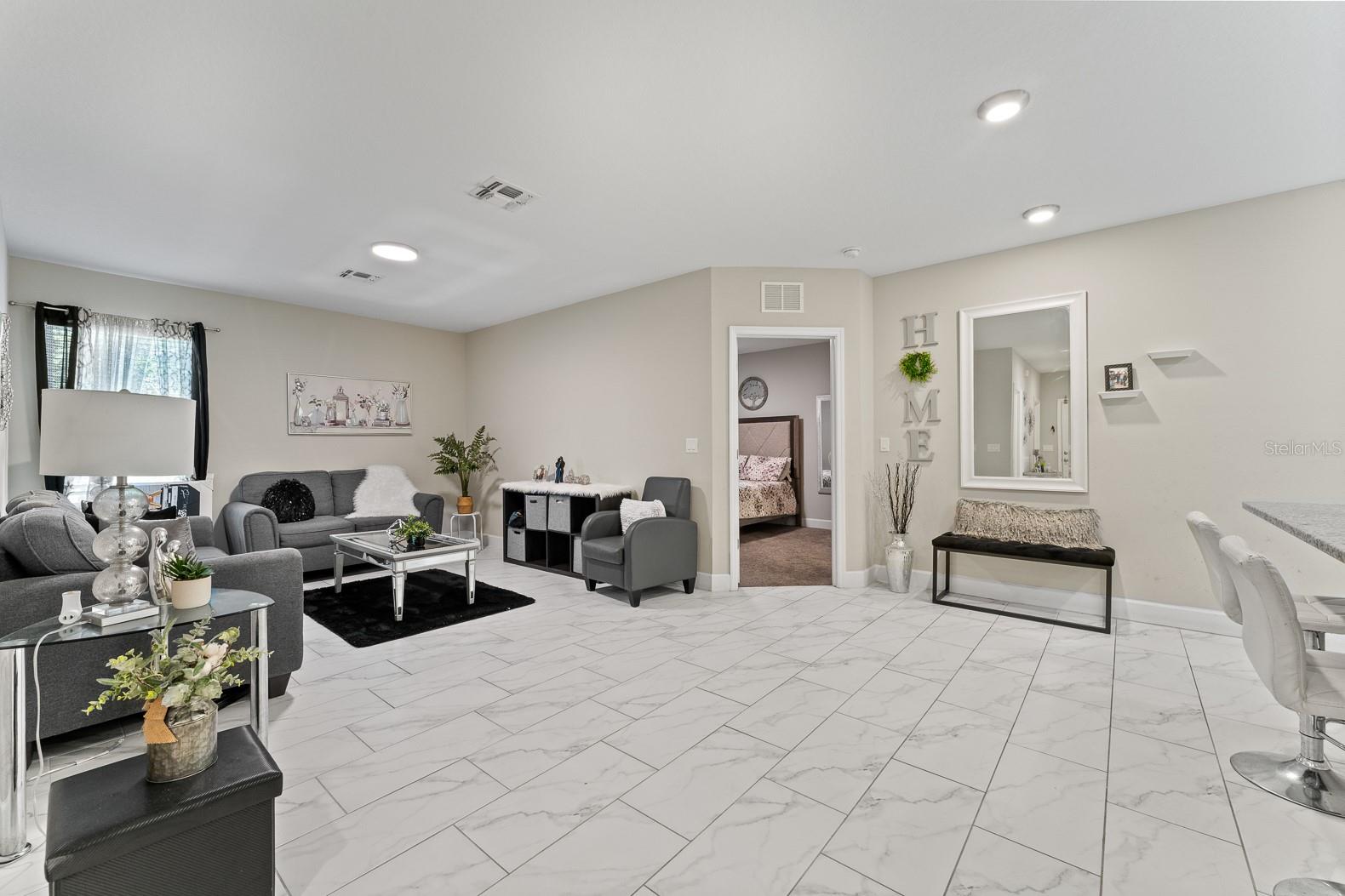 Image 12 of 27 For 242 Main Street E