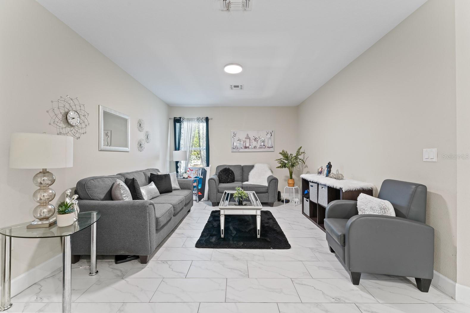 Image 17 of 27 For 242 Main Street E