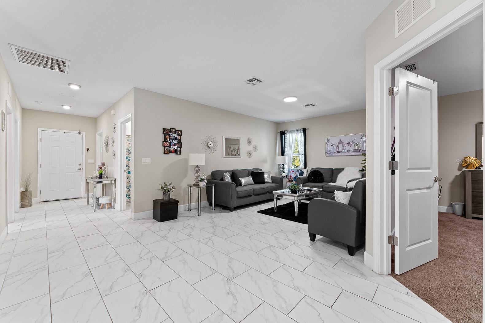 Image 18 of 27 For 242 Main Street E