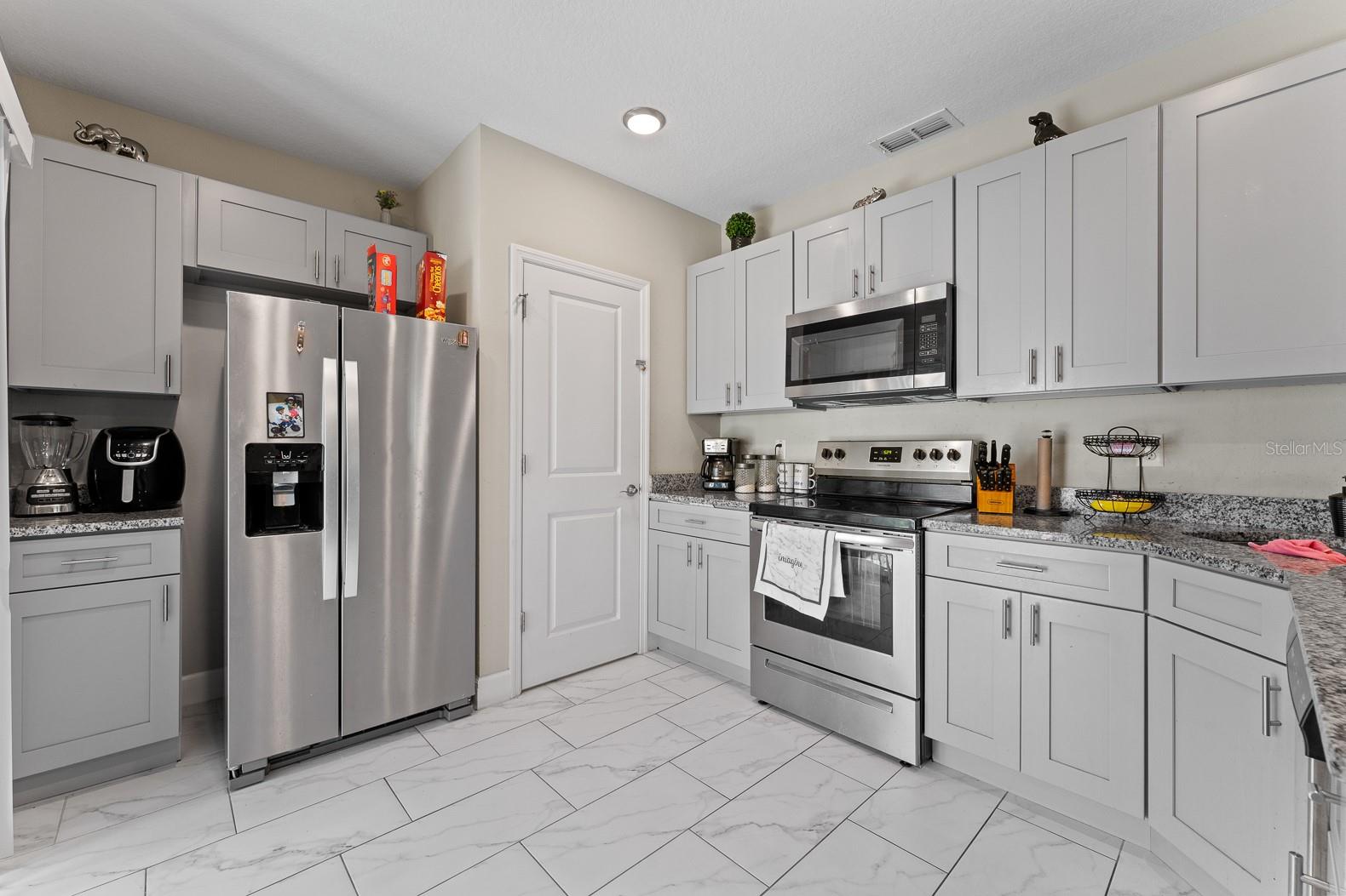 Image 21 of 27 For 242 Main Street E