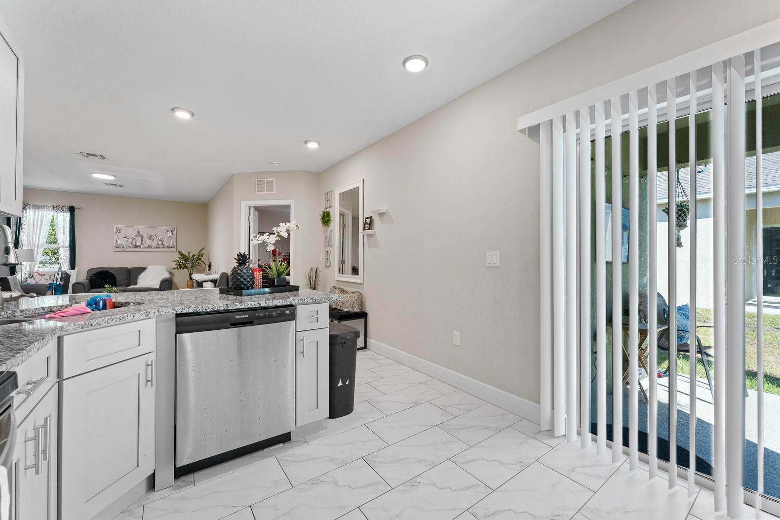 Image 22 of 27 For 242 Main Street E