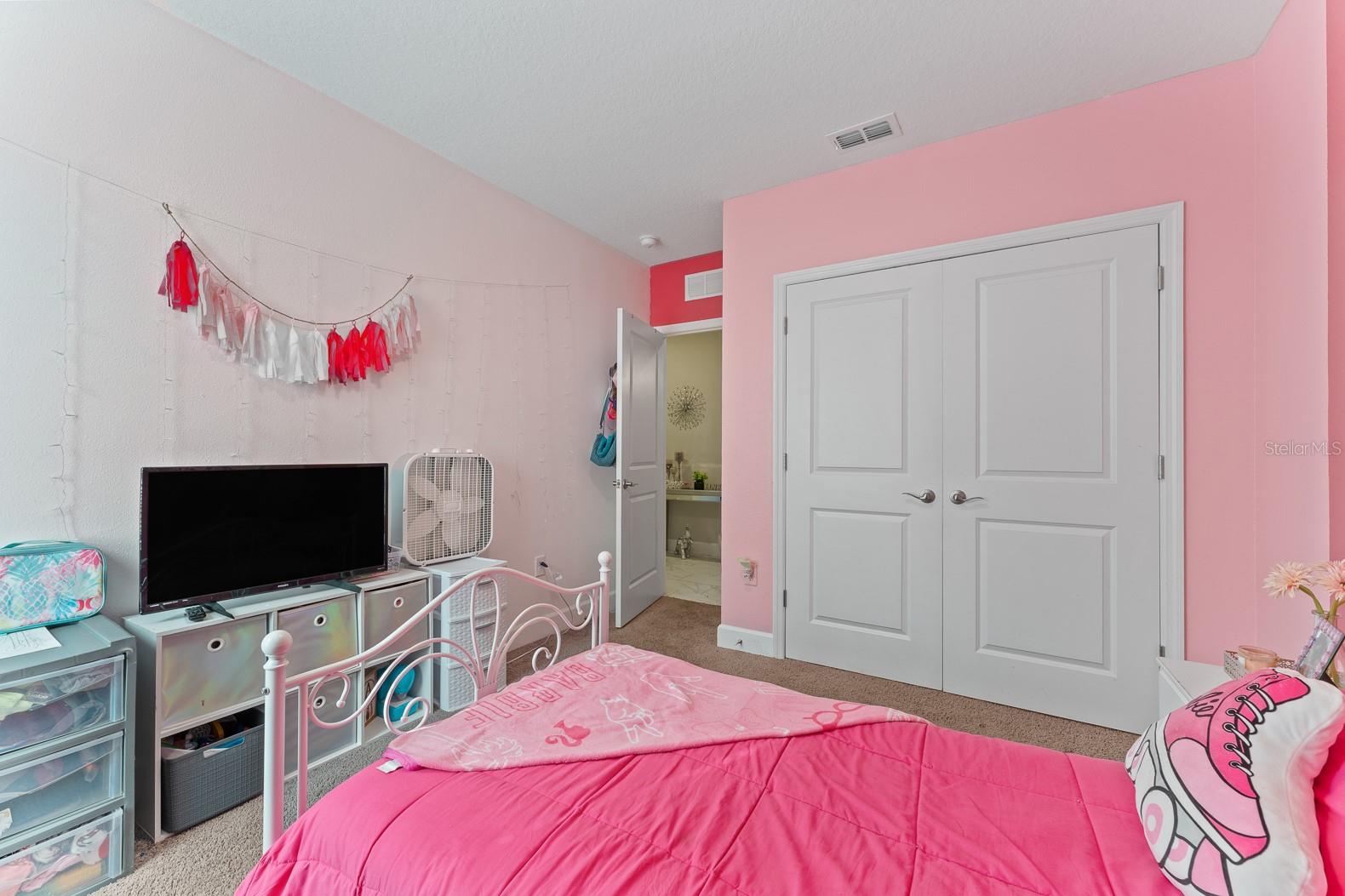 Image 24 of 27 For 242 Main Street E