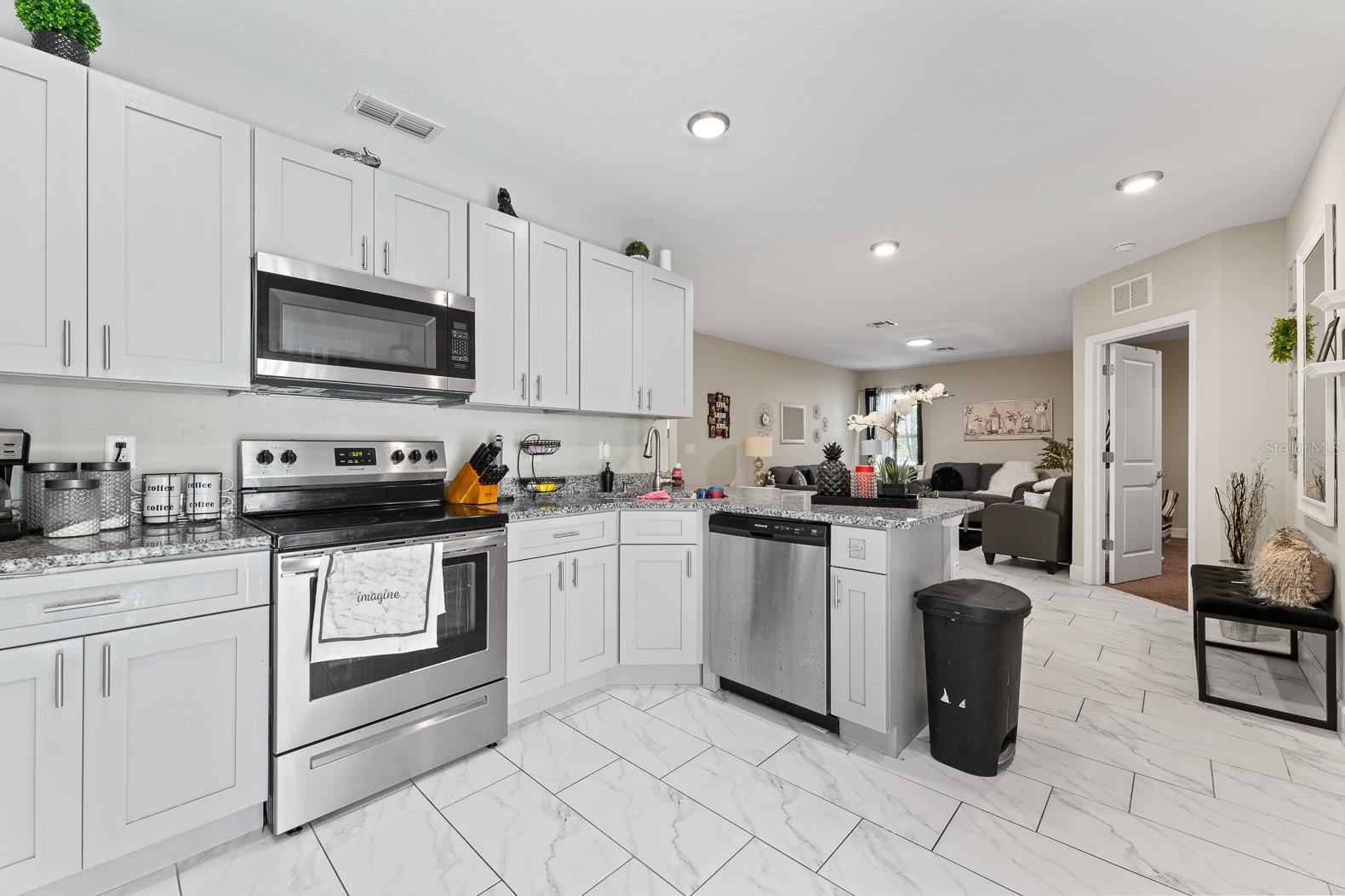 Image 6 of 27 For 242 Main Street E