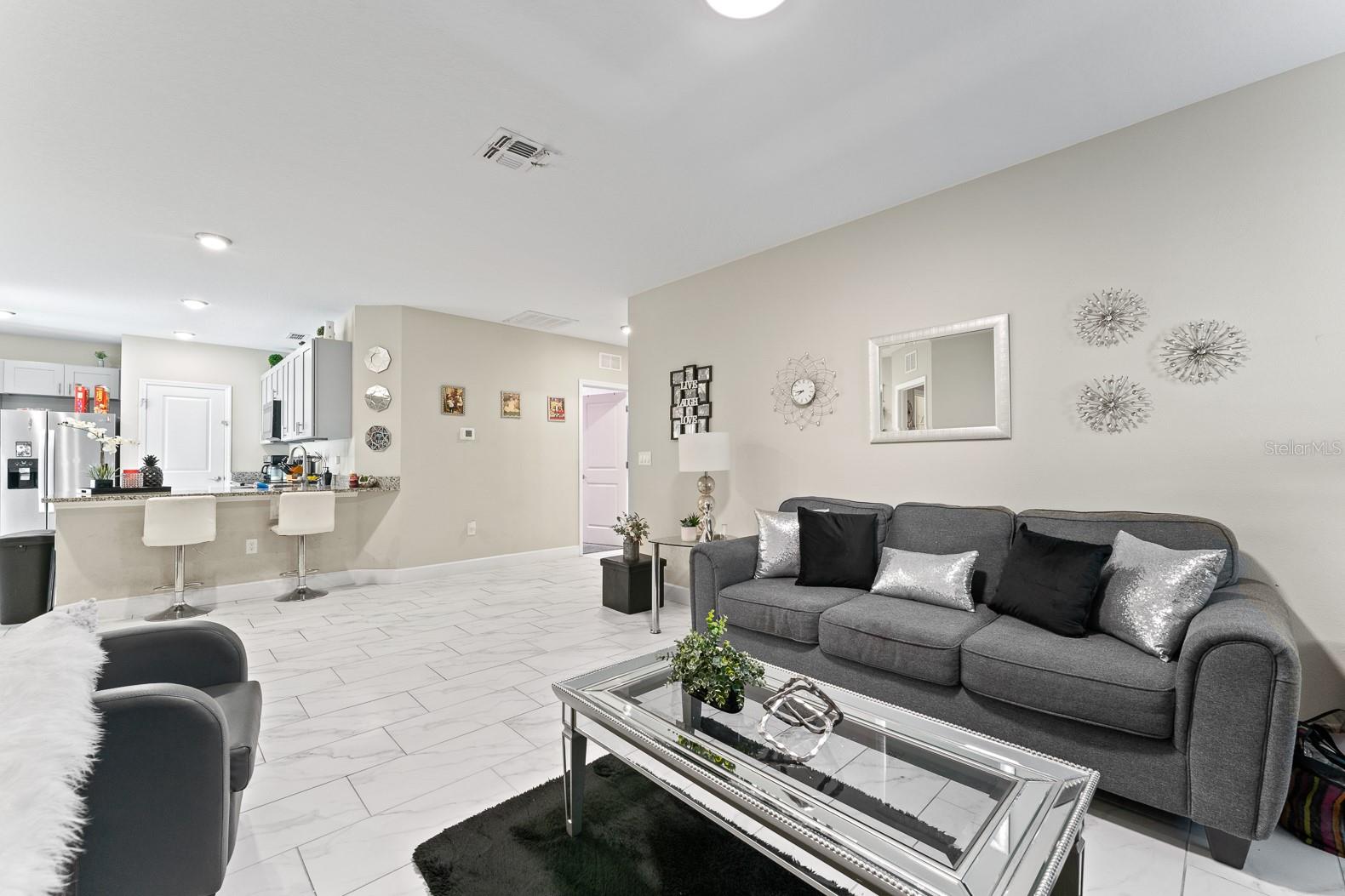 Image 8 of 27 For 242 Main Street E