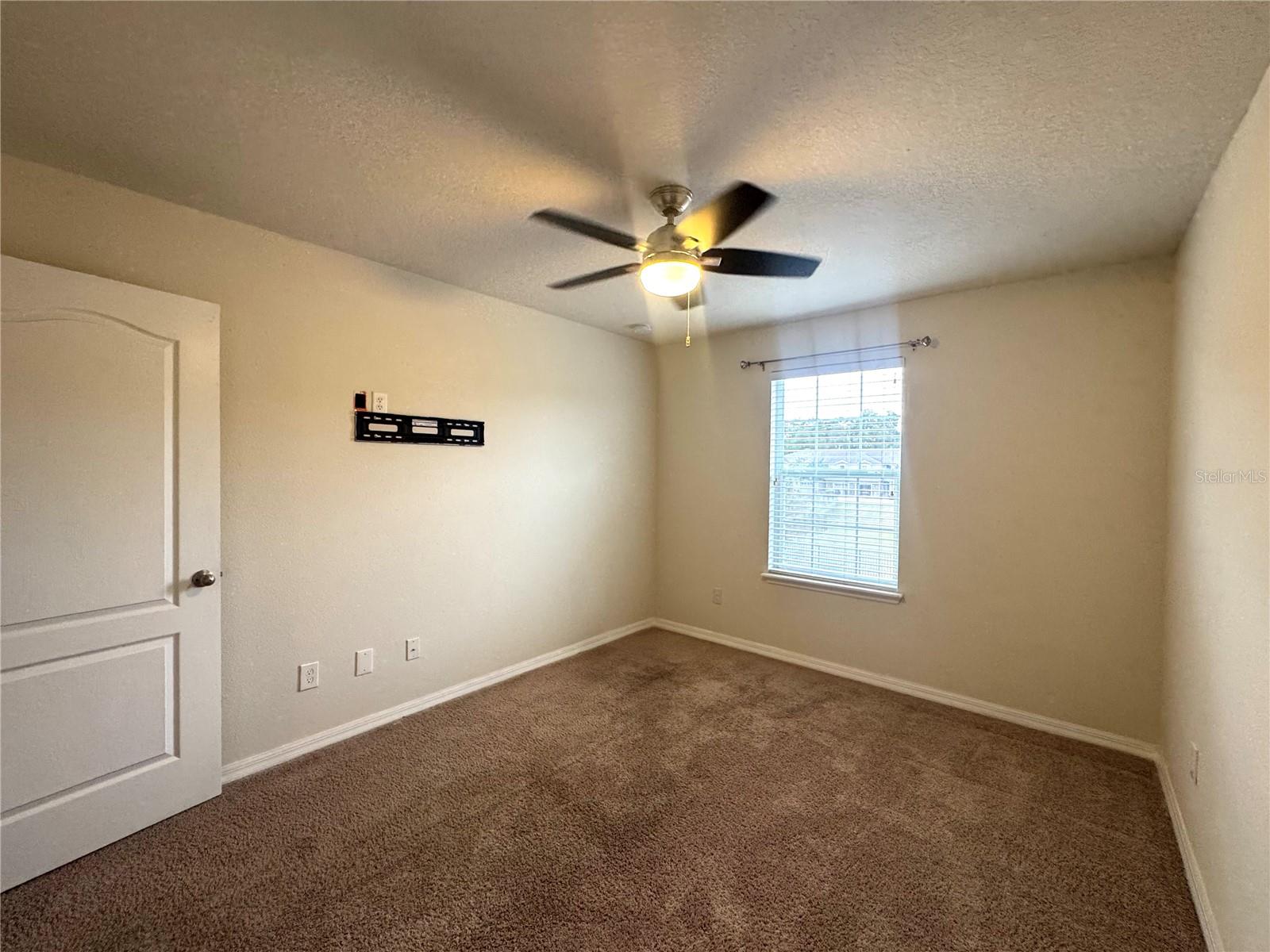 Image 21 of 31 For 590 Prospect Point