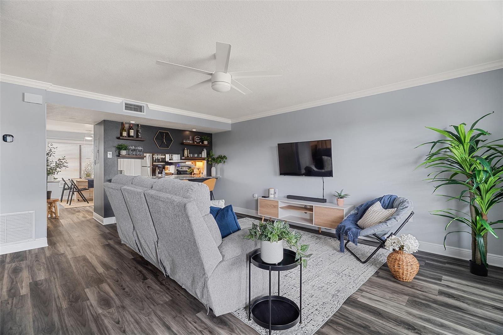 Image 5 of 26 For 200 International Dr  716