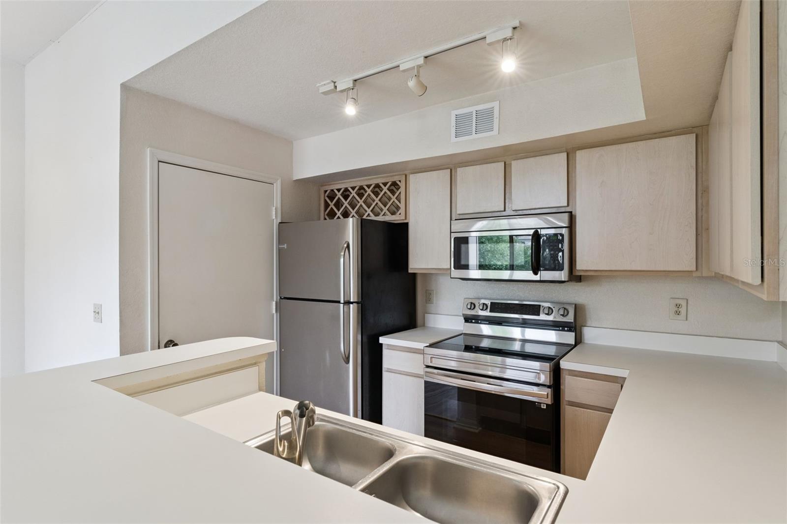 Image 10 of 24 For 7270 Westpointe Boulevard 931