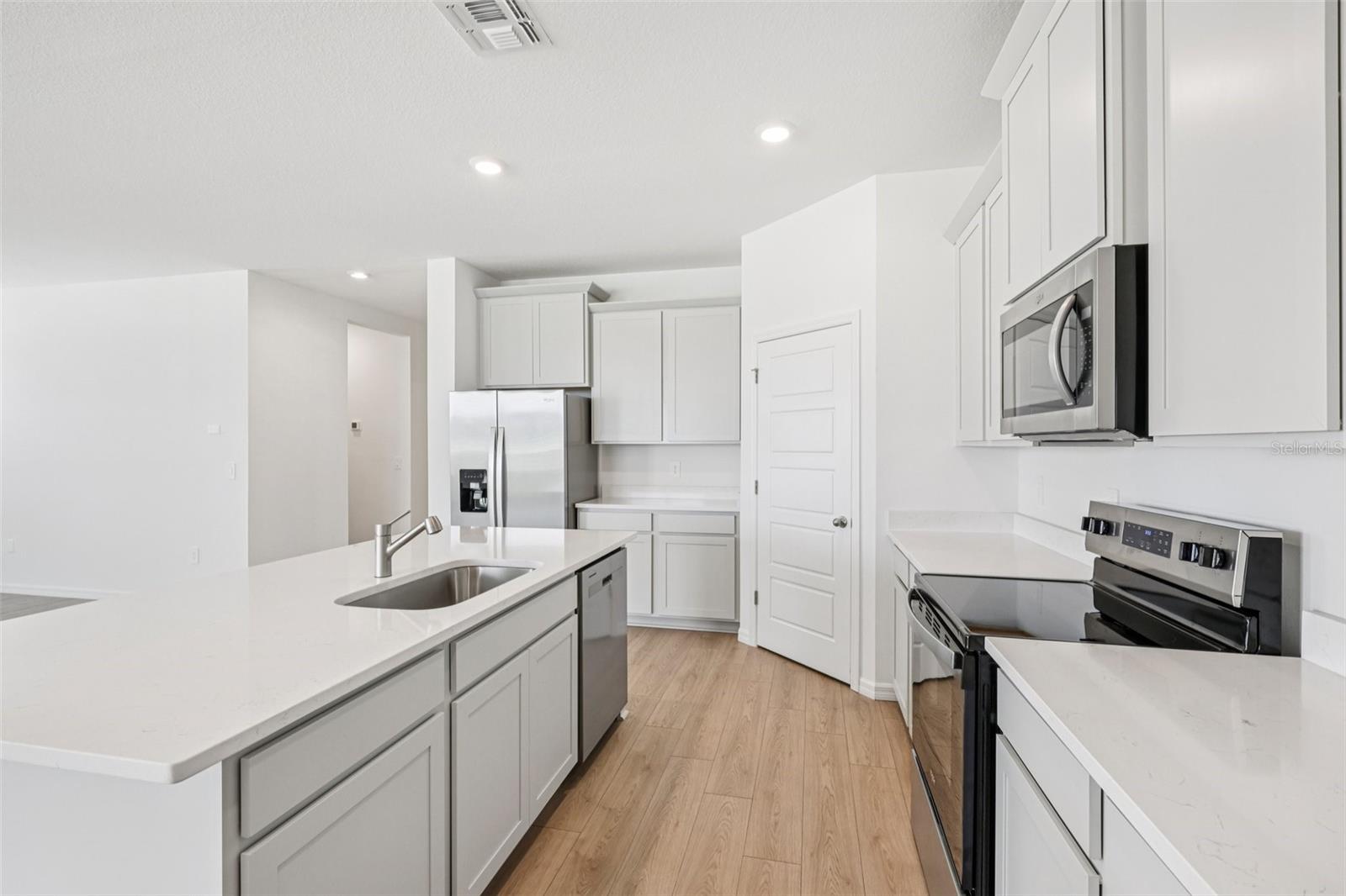 Image 13 of 35 For 4664 Barberry Avenue