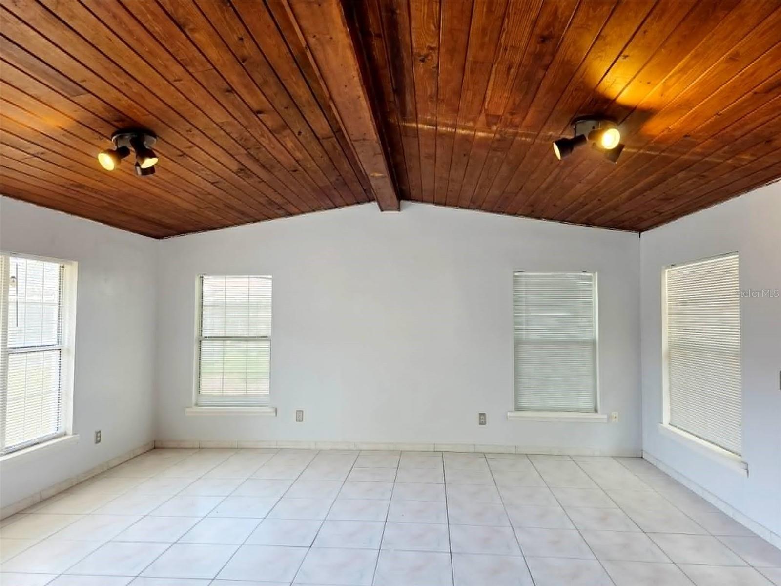 Image 21 of 29 For 812 Gullberry Lane