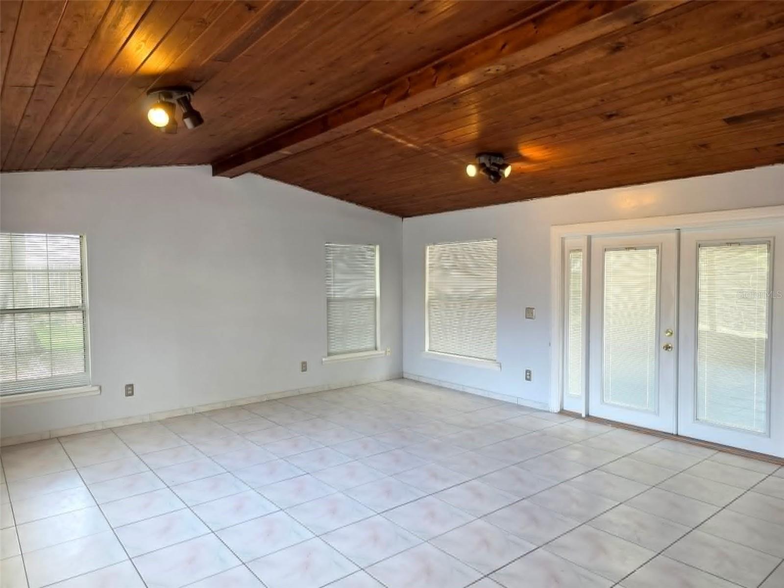 Image 22 of 29 For 812 Gullberry Lane