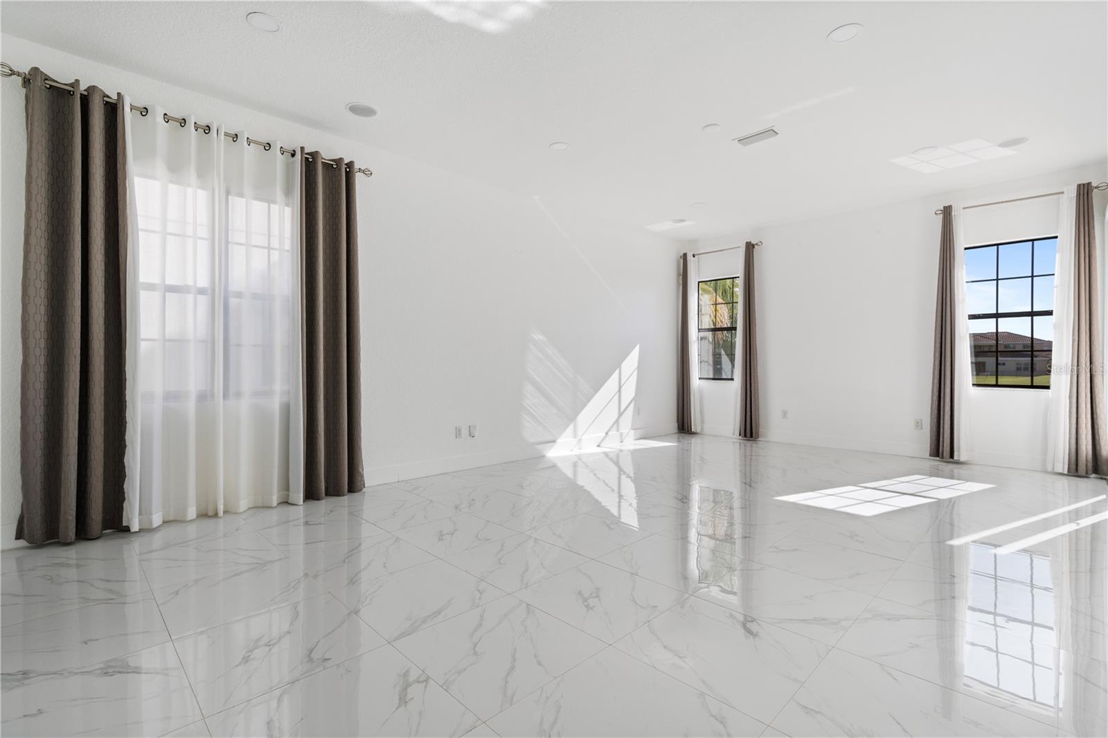 Image 26 of 53 For 13019 Woodford Street