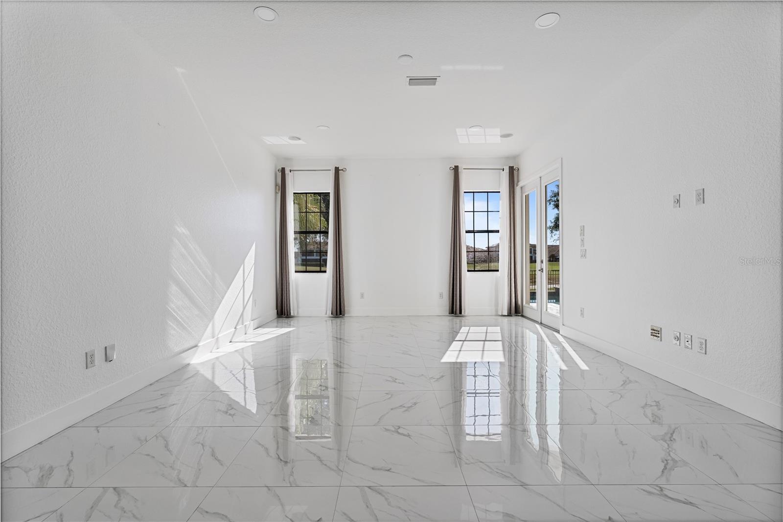 Image 27 of 53 For 13019 Woodford Street