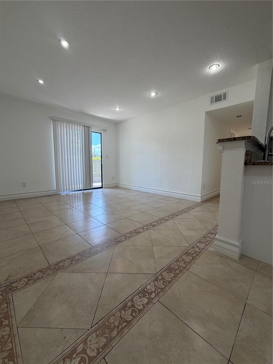 Image 10 of 25 For 2130 Cascades Boulevard # 101
