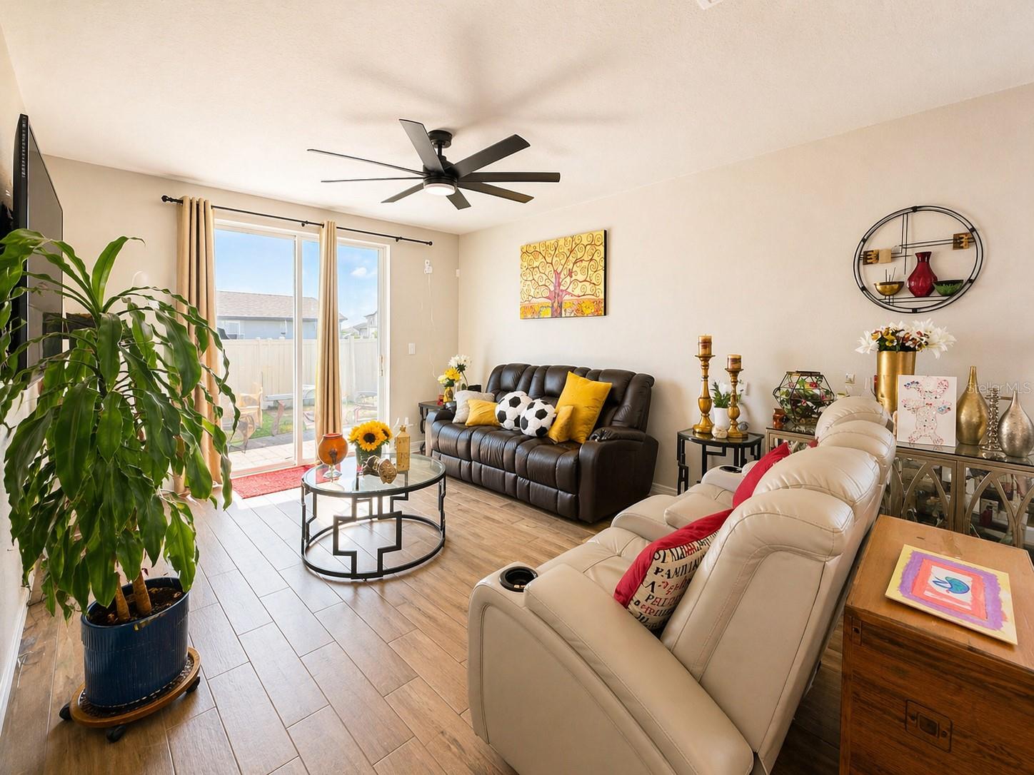 Listing photo id 4 for 445 Mckenna Drive