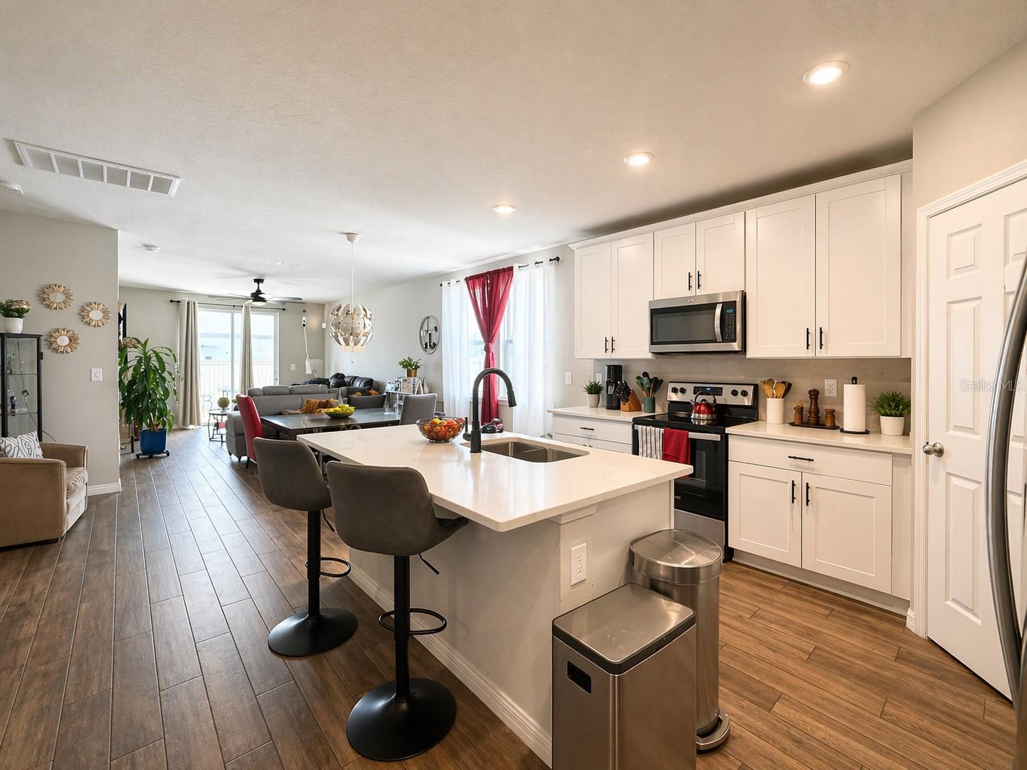 Listing photo id 6 for 445 Mckenna Drive