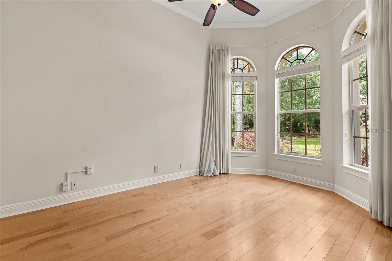 Image 14 of 52 For 420 Valley Stream Drive