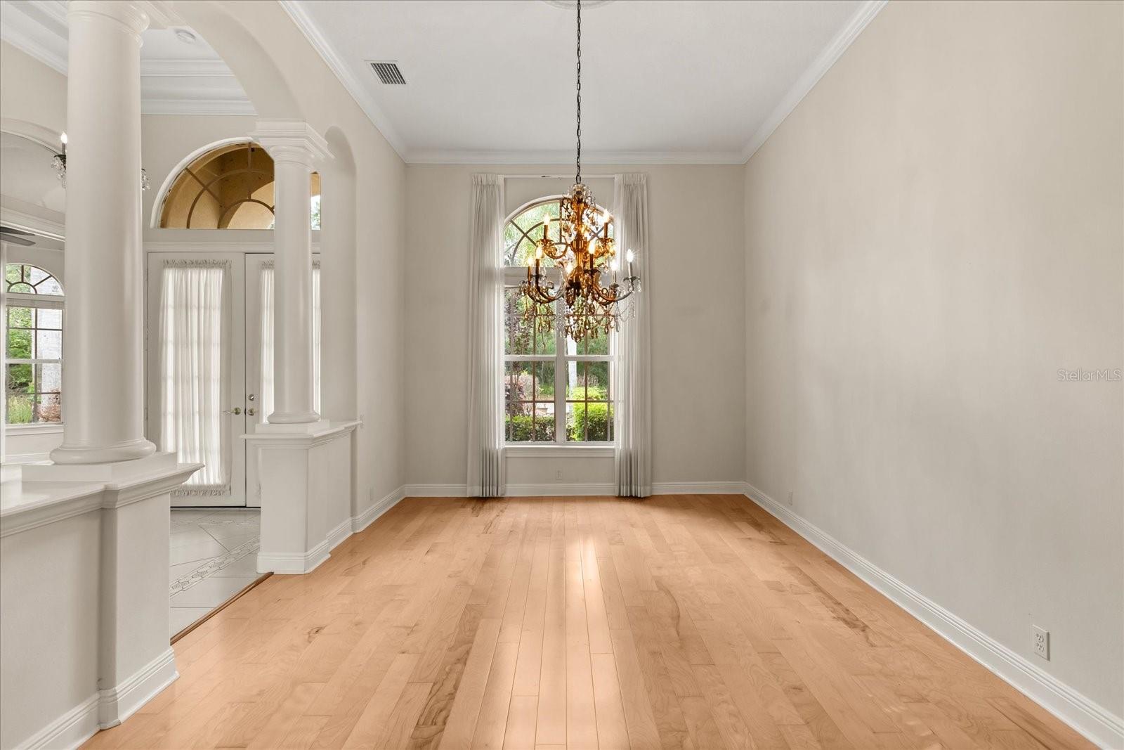 Image 8 of 52 For 420 Valley Stream Drive