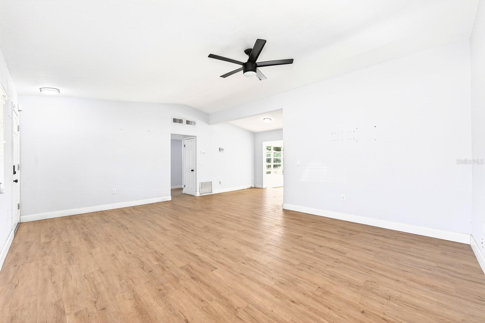 Image 3 of 24 For 1412 Lakecrest Drive