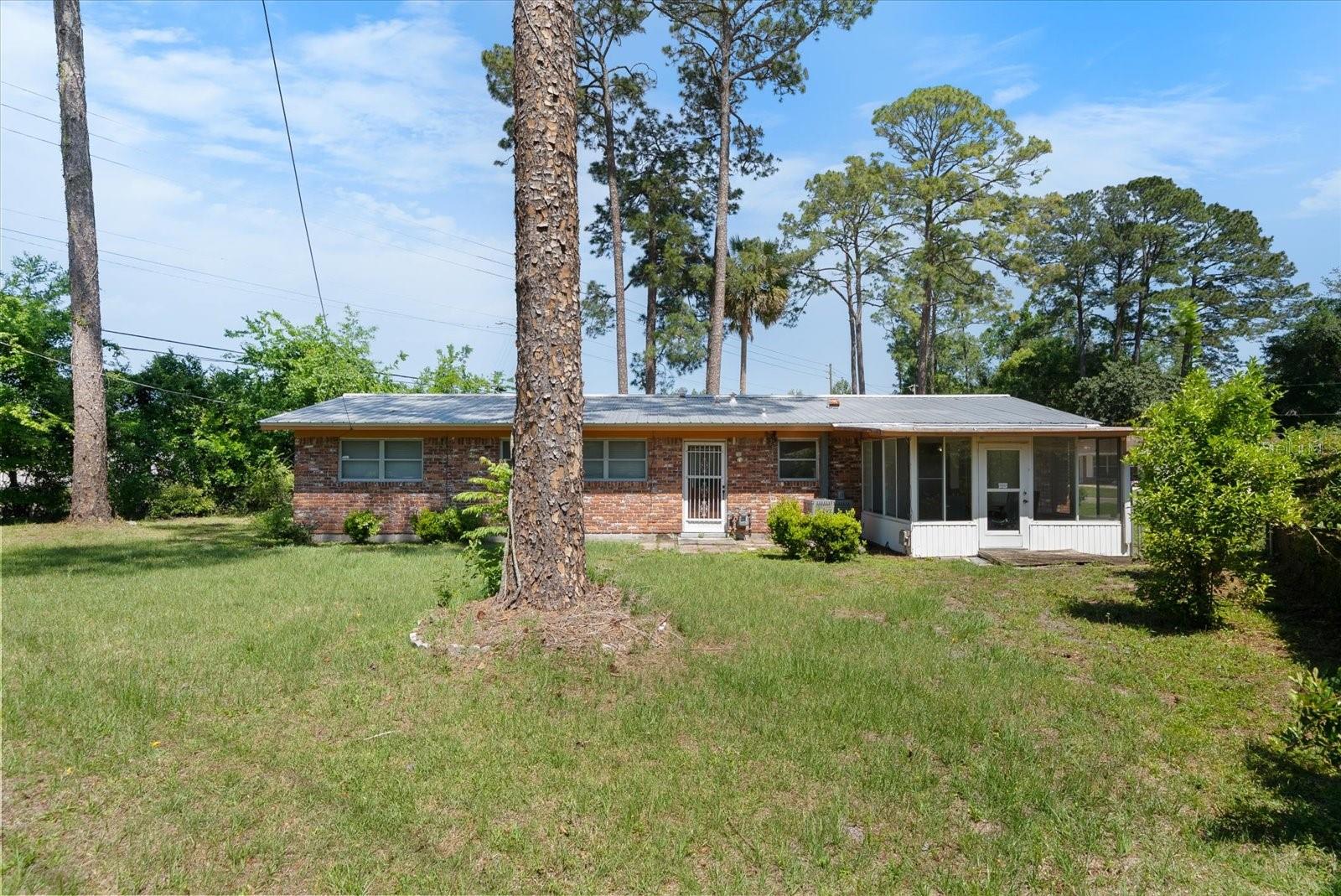 Listing photo id 21 for 2214 17th Terrace