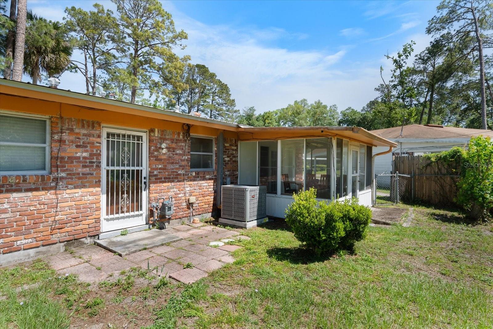 Listing photo id 22 for 2214 17th Terrace