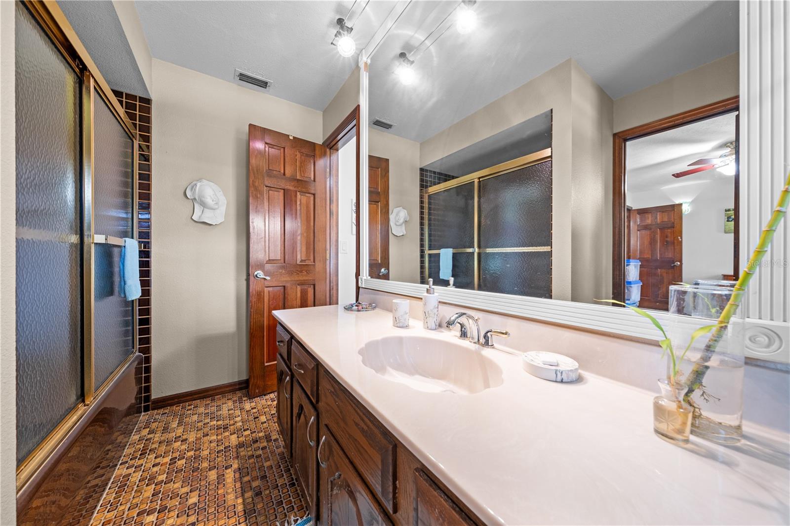 Image 21 of 91 For 6770 Bay Shore Drive