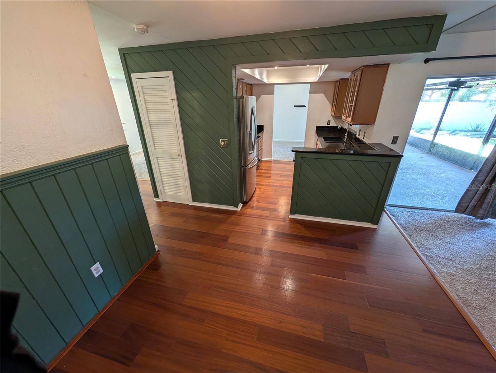 Image 7 of 14 For 719 Regent Circle S