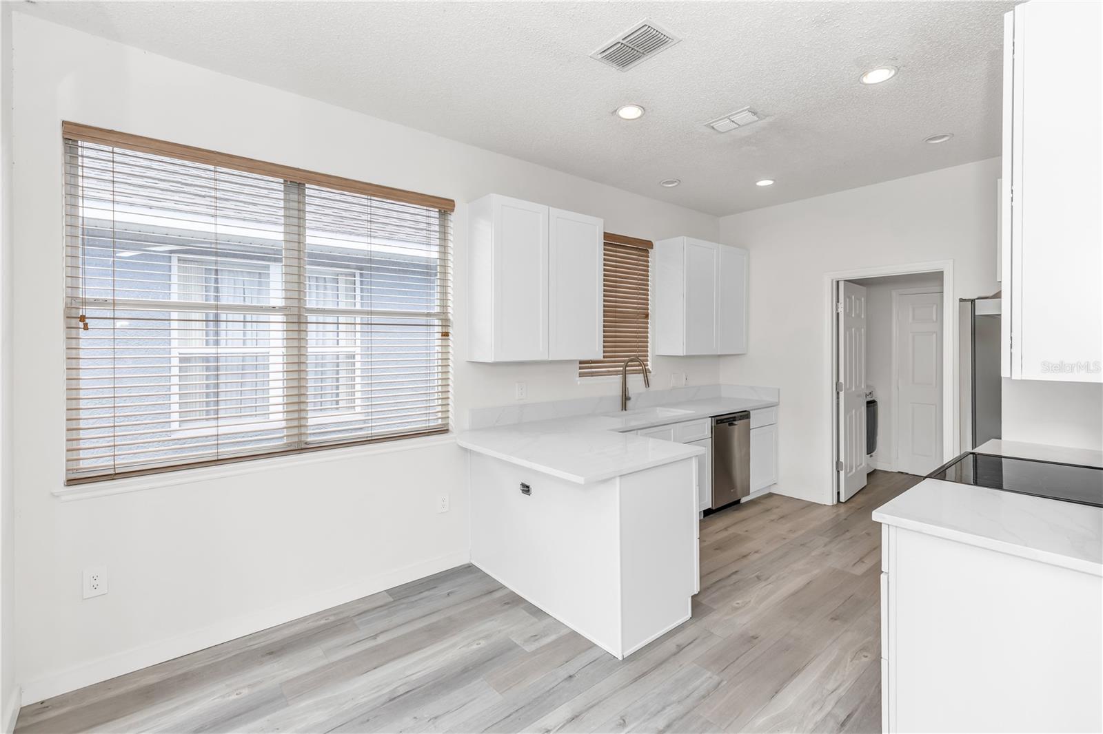 Image 8 of 27 For 1016 Lake Biscayne Way