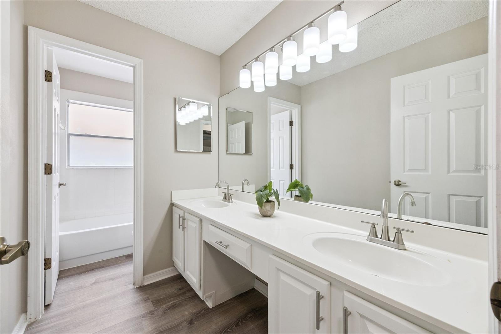 Image 17 of 29 For 12942 Forestedge Circle