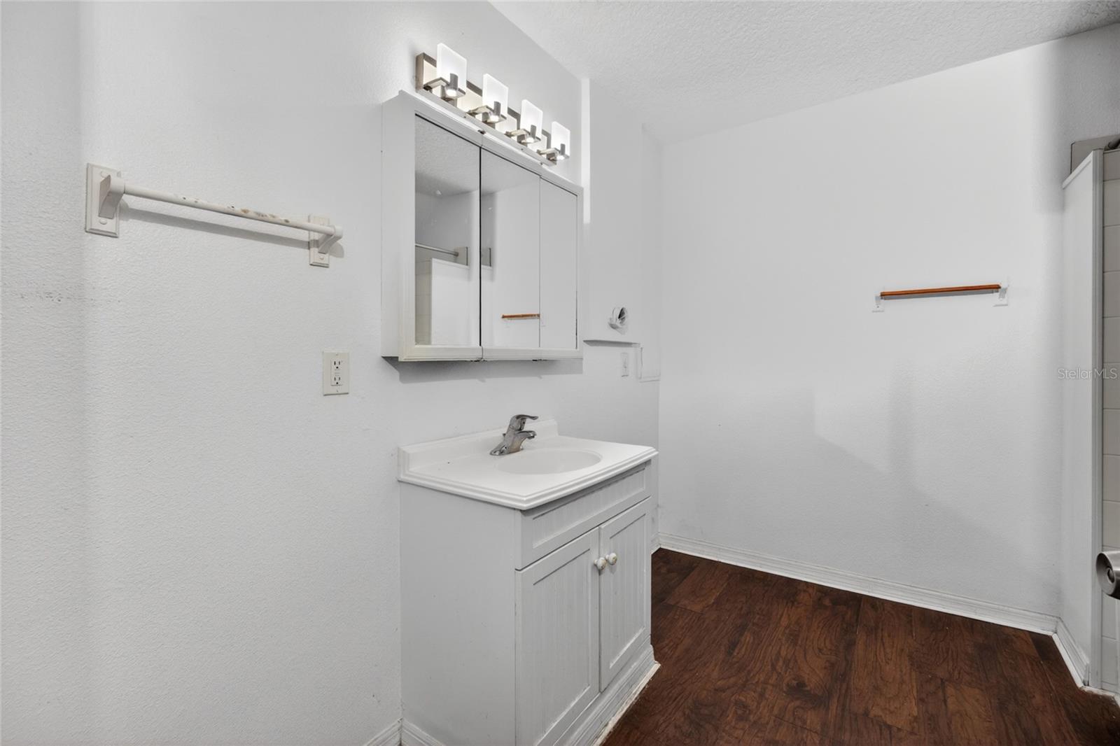 Image 41 of 53 For 421 Kaley Street