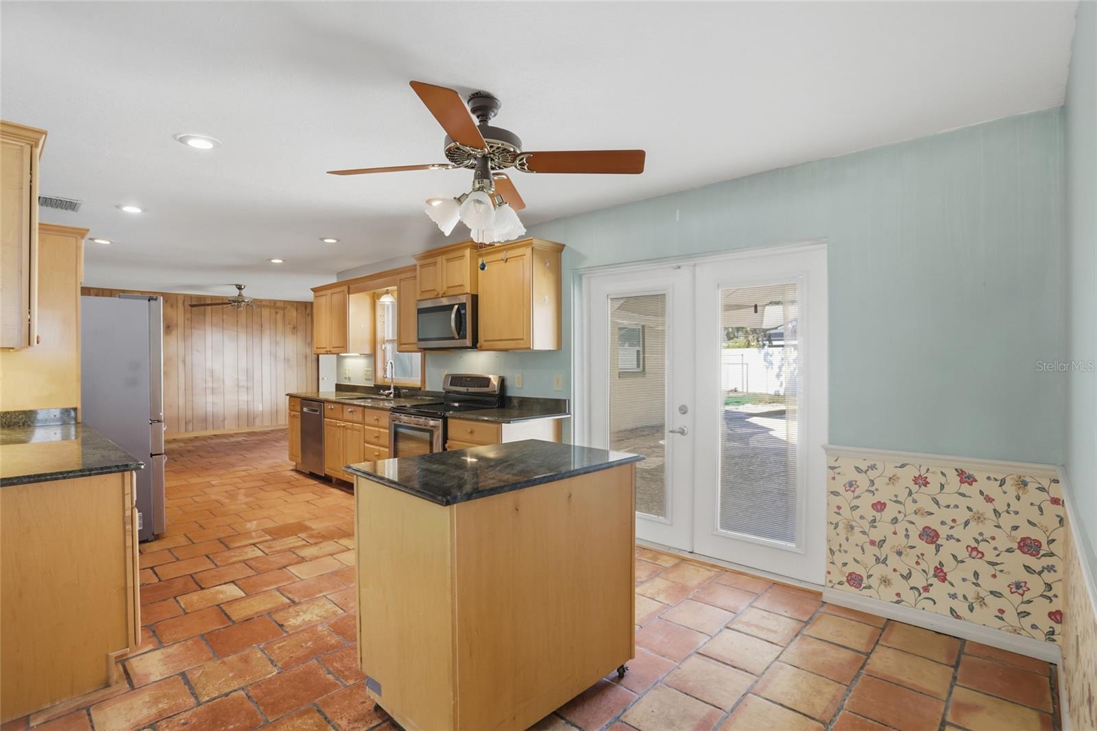 Listing photo id 8 for 3230 Lake Anderson Avenue