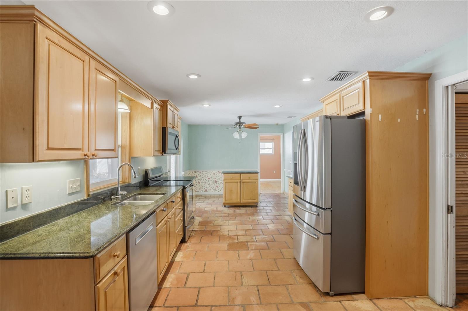 Listing photo id 0 for 3230 Lake Anderson Avenue