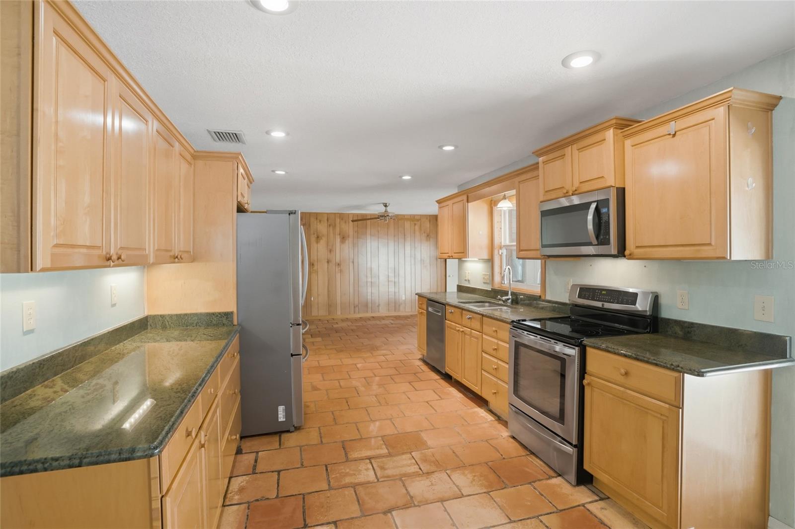 Listing photo id 7 for 3230 Lake Anderson Avenue